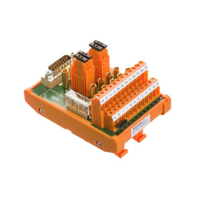 Weidmüller interfacemodul med terminaler og D-sub-stik i orange kabinet, set skråt ovenfra.