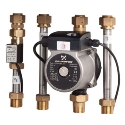 Gemina Termix One Booster pumpe med Grundfos UPS15-60 og en sort flowswitch monteret, sat sammen med messingfittings.