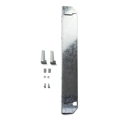 Ragnhild 600x600 beslag i galvaniseret stål til skjult T-skinne montering med skruer, møtrikker og beslag, præsenteret på hvid baggrund.