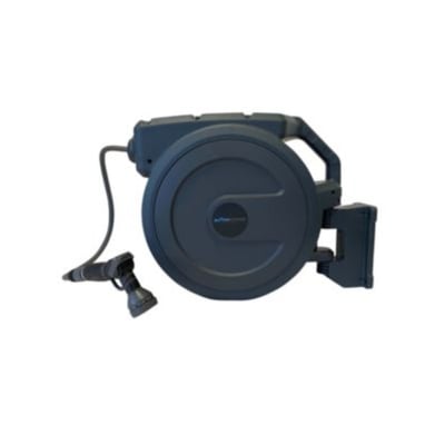 Flowconcept automatisk slangeopruller med spulepistol tilsluttet, viser tilslutning og greb på den grå enhed.