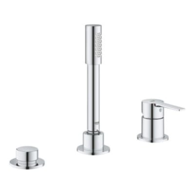 Detaljeret billede af Grohe Lineare kar- og brusekombination i krom, der viser designet på håndbruseren og grebet.