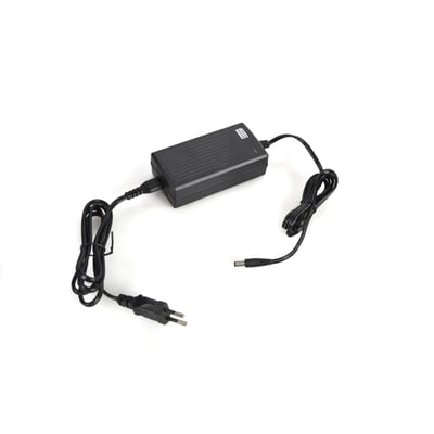 Akkufix lader til 36V batteri for flamingoskærer Akkufix 250, vist med sorte kabler og stik på hvid baggrund.