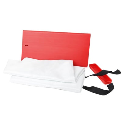 Ironside brandtæppe på 120 x 180 cm med hvidt tæppe foldet ud af rødt hardpack-etui og sorte udtræksstropper.