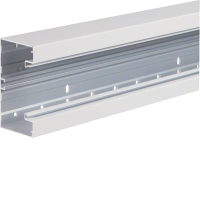 Detaljebillede af Hager kanalbund BRA65130, viser kanalens indre struktur, perforerede montagehuller og lågets fastgørelsesprofil.