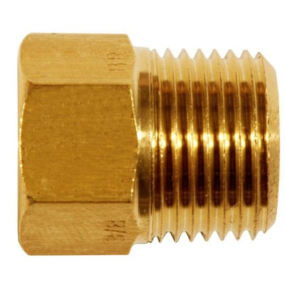Serto messing reduktion med 3/8" NPT udvendig gevind og 3/8" NPT indvendig gevind på hvid baggrund.
