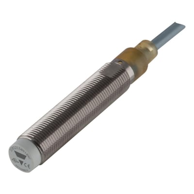 Carlo Gavazzi induktiv M12-aftaster med lang, uskærmet forniklet messingkrop og fast kabel.