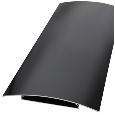 Sort gulvkanal i aluminium, 100 mm dyb og 1,5 meter lang, set skråt med det buede låg og kabelrummet synligt.