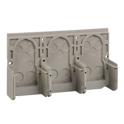 Grå klemmeafdækning fra Schneider Electric til frontforbindelse af 1600A-udstyr, viser tre monteringspunkter.