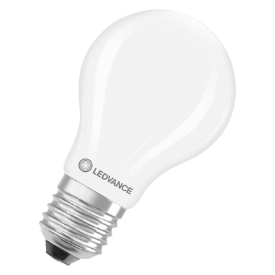 Ledvance LED-lyskilde i klassisk standardform med mat hvidt glas og E27-sokkel, vist skråt fra siden.