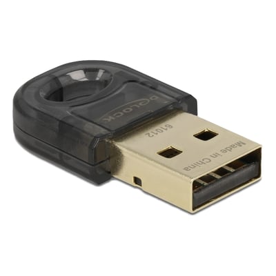 Sort Delock USB 2.0 Bluetooth 5.0 miniadapter set skråt forfra med USB Type-A-stik og løkke i huset.