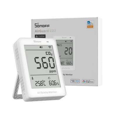 Hvid Sonoff AirGuard CO2-måler med LCD-skærm foran emballagen, der viser målerens display og Matter-logo.