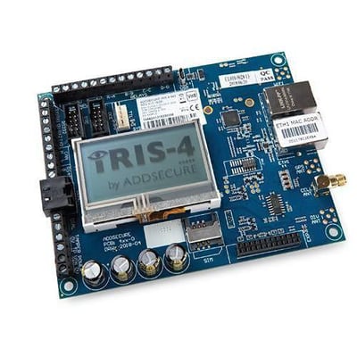 ADI AddSecure IRIS-4 400G-kommunikationsmodul med blåt printkort, LCD-skærm og synlige tilslutninger.