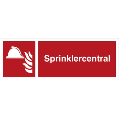 Brandskilt 'Sprinklercentral' i plast med symbol af hjelm og flammer til venstre og hvid tekst til højre.