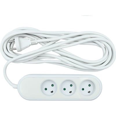 Nordic Quality 3-vejs dansk stikkontakt uden jord, hvid, med 5 meter kabel og stikket trukket ud, isoleret på hvid baggrund.
