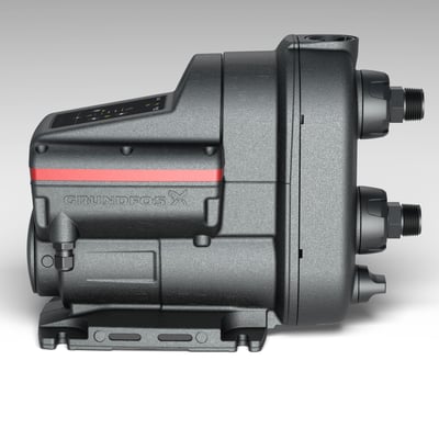 Grundfos SCALA2 trykforøgerpumpe i mørkegrå med røde detaljer og Grundfos logo, vist fra siden med 1" tilslutninger og kontrolpanel.