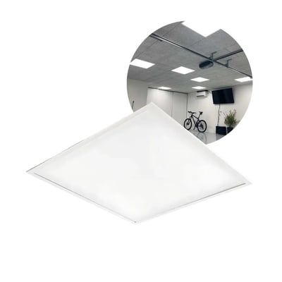 Slankt hvidt Kobi NIRA SLIM LED-panel 60 × 60 med jævn lysflade; øverst ses paneler monteret i loft.