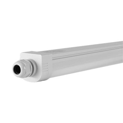 Opple E4 vandtæt LED-armatur L12-18/33W-857 set skråt forfra med aflangt, lyst armaturhus og kabelindføring.