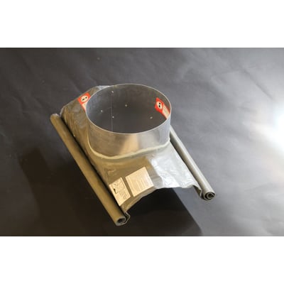 Nærbillede af Kierulff Metalbestos skorstenens fleksible tagrygsbeslag med 230mm diameter, vist med trykt vejledning på folien.