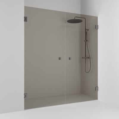 Svedbergs 180° dobbelt bruseniche på 176,5 x 200 cm med bronzefarvede glas og sorte beslag, set skråt forfra.