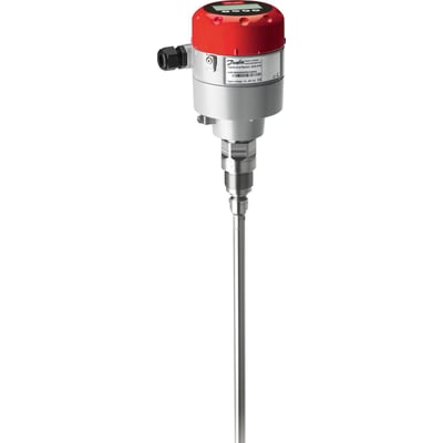 Danfoss Væskeniveauføler AKS 4100-500 med koaksial design, G 1" tilslutning og 500 mm indbygningslængde. Den har en rød top med display og grå metalkabinet.
