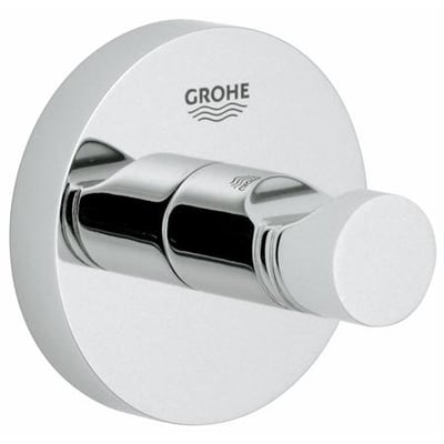 Nærbillede af en Grohe Essentials håndklædekrog i skinnende krom med Grohe logoet synligt på en mat baggrund.