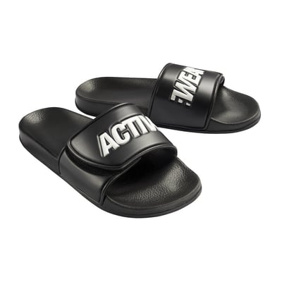 Et par sorte Activewear-badesandaler i gummi, str. 42/43, med brede remme og synligt logo, set skråt fra oven.