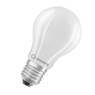 Ledvance LED standard pærens E27 sokkel og logo fremhævet mod hvid baggrund.