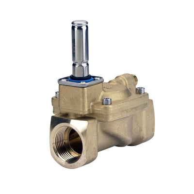 Nærbillede af Danfoss EV224B 25B magnetventil i messing med 1" G intern tilslutning og blåt bånd omkring aktuatoren.