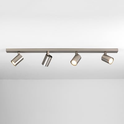 Astro Ascoli Four Bar loftlampe monteret i et hvidt loft med fire spots i mat krom, 90 cm bred.