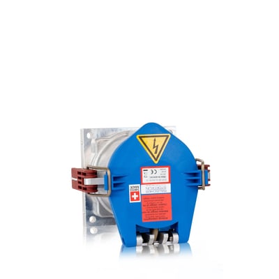 Blåt CEE vægudtag med 160A, 6h, IP67 og 3P+PE, med en gul advarselstrekant med lyn og mærkat med tekniske specifikationer.