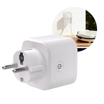 Hvidt Sonoff iPlug Gen2 smartstik med Matter over WiFi og 16 A, vist i brug ved en bordplade.