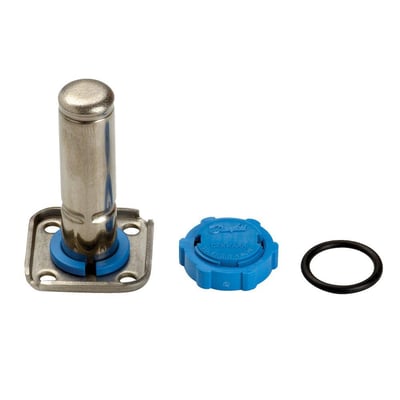 Nærbillede af Danfoss reservedelssæt til EV220B, viser tydeligt stempel, blåt låg med 'Danfoss Splendid Valve Denmark' og sort O-ring.
