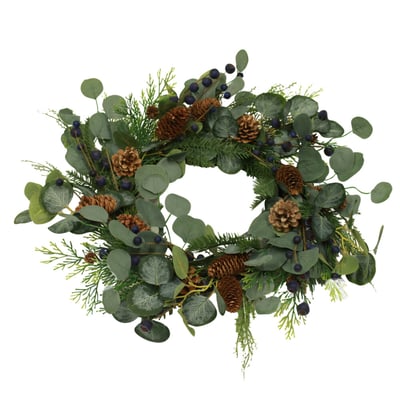 Nordic Winter blåbærkrans, 50 cm i diameter, med grønne blade, grankogler og blåbær på hvid baggrund.