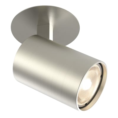 Astro Lighting Ascoli indbygningsspot i mat aluminium, vist skråt med rund loftsring og kipbart cylindrisk lampehoved.