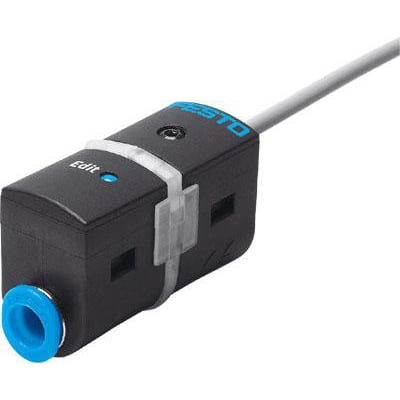 Festo tryksensor SDE5-D10-O-Q6-N-K med kabel, kompakt sort design med blå Festo logo og et LED-lys.