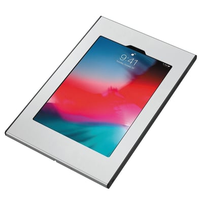 Vogel's TabLock sikkerhedsholder til Samsung Galaxy Tab S6 med aktiv skærm, der viser klokken og datoen, i en tæt beskæring.