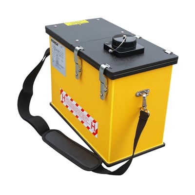 Kompakt gul industristøvsuger, Ronda Mini-Vac klasse H, med sort top og skulderrem. Leveres klar til brug.