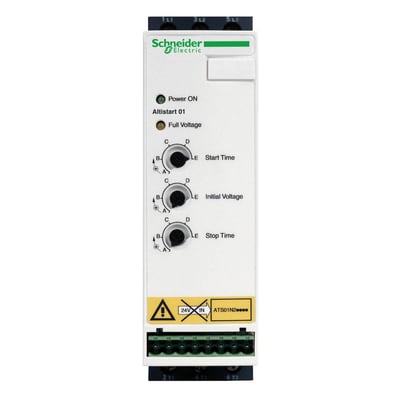 Nærbillede af Schneider Electric Altistart 01 softstarterens frontpanel med indstillingsknapper til starttid, initialspænding og stoptid.