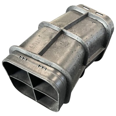 Uni-Seals Quattro kabelkanalbøjning 15GR i metallisk finish, set skråt med den åbne, opdelte kanalende forrest.