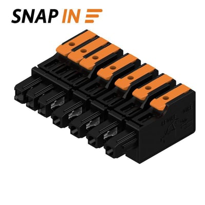 Weidmüller hybridstik til printkort med syv poler og SNAP IN-tilslutning med orange greb, vist skråt forfra.