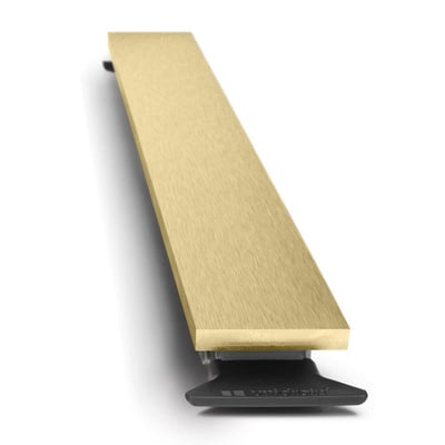 Unidrain HighLine panel i messingfarvet, PVD-behandlet rustfrit stål, 1000 mm langt, vist med sort monteringsdel på hvid baggrund.