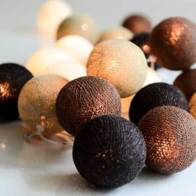 Nærbillede af IrisLights Brownie lyskædens lyskugler, viser forskellige brune og beige toner med LED-lys indeni.