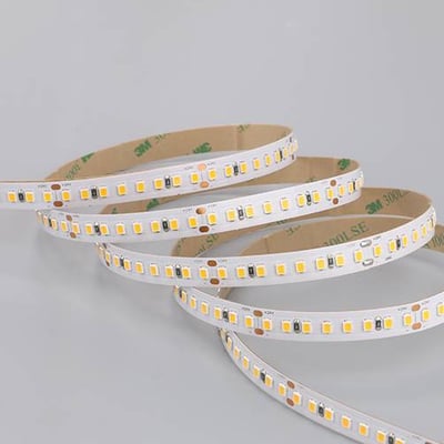 Ansell Lighting P-Cell LED bånd på 5 meter med 24V, 9,6W/meter og varm hvidt lys (2700K) vist i en krøllet formation.