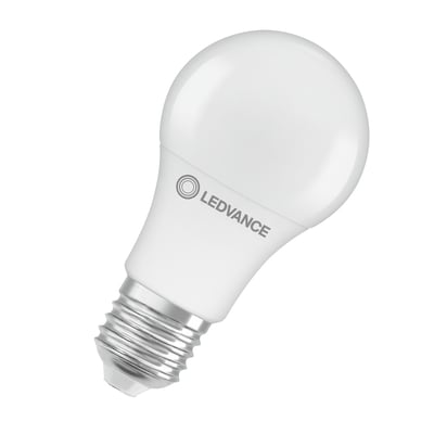 Hvid, mat Ledvance LED-lyskilde i standardform med synlig E27-sokkel, 8 W og 806 lumen.