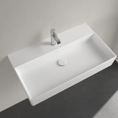 Oversigtsbillede fra oven af Villeroy & Boch Memento 2.0 hvide vaskeskål med en krom bundventil og en elegant krom vandhane.