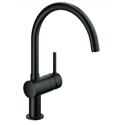 Grohe Minta K-LINE køkkenbatteri med høj C-tud, ét greb og matsort finish set skråt forfra.
