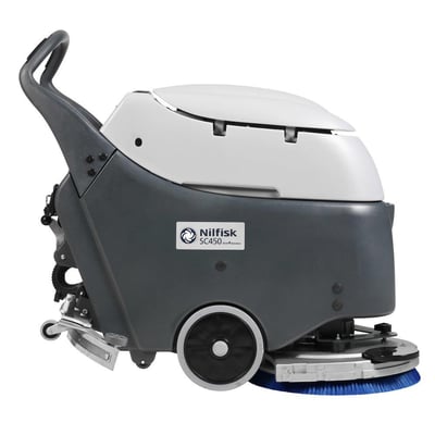 Nilfisk SC450 walk-behind gulvvasker i grå og hvid med et blåt børstesystem, vist fra siden på hvid baggrund.