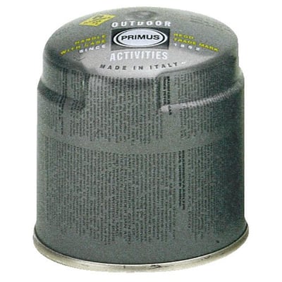 Undersiden af Sievert punkterbar gasdåse med teksten 'OUTDOOR PRIMUS ACTIVITIES' og 'MADE IN ITALY' på grå baggrund.