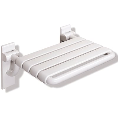 HEWI klapsæde i serie 801, 478 x 428 mm, med lamelopdelt sæde vist udfoldet på vægbeslag.
