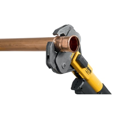 Rems presstang V-kontur 54 mm, anvendt til at presse en kobberfitting på et 54mm rør på hvid baggrund.